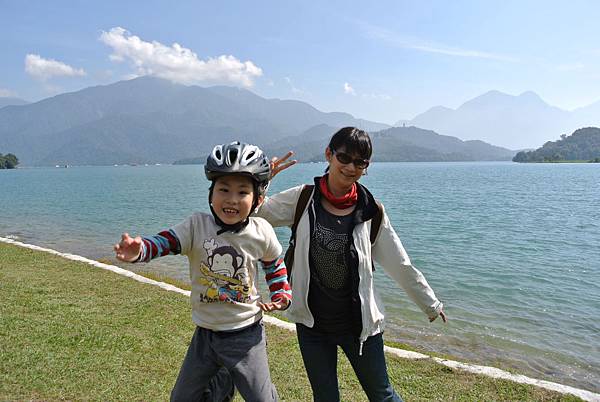 2011日月潭親子遊-騎腳踏車+月牙灣划船 Pic Pimg Tw Hsuehci314 1326725357 2116586404 N Jpg